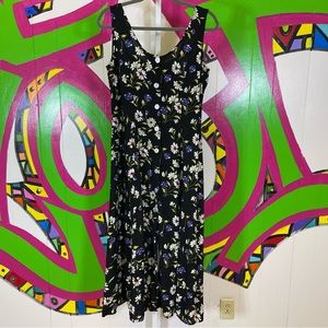 New York Style. Floral Button Up Dress. Size Medium. In excellent condition!